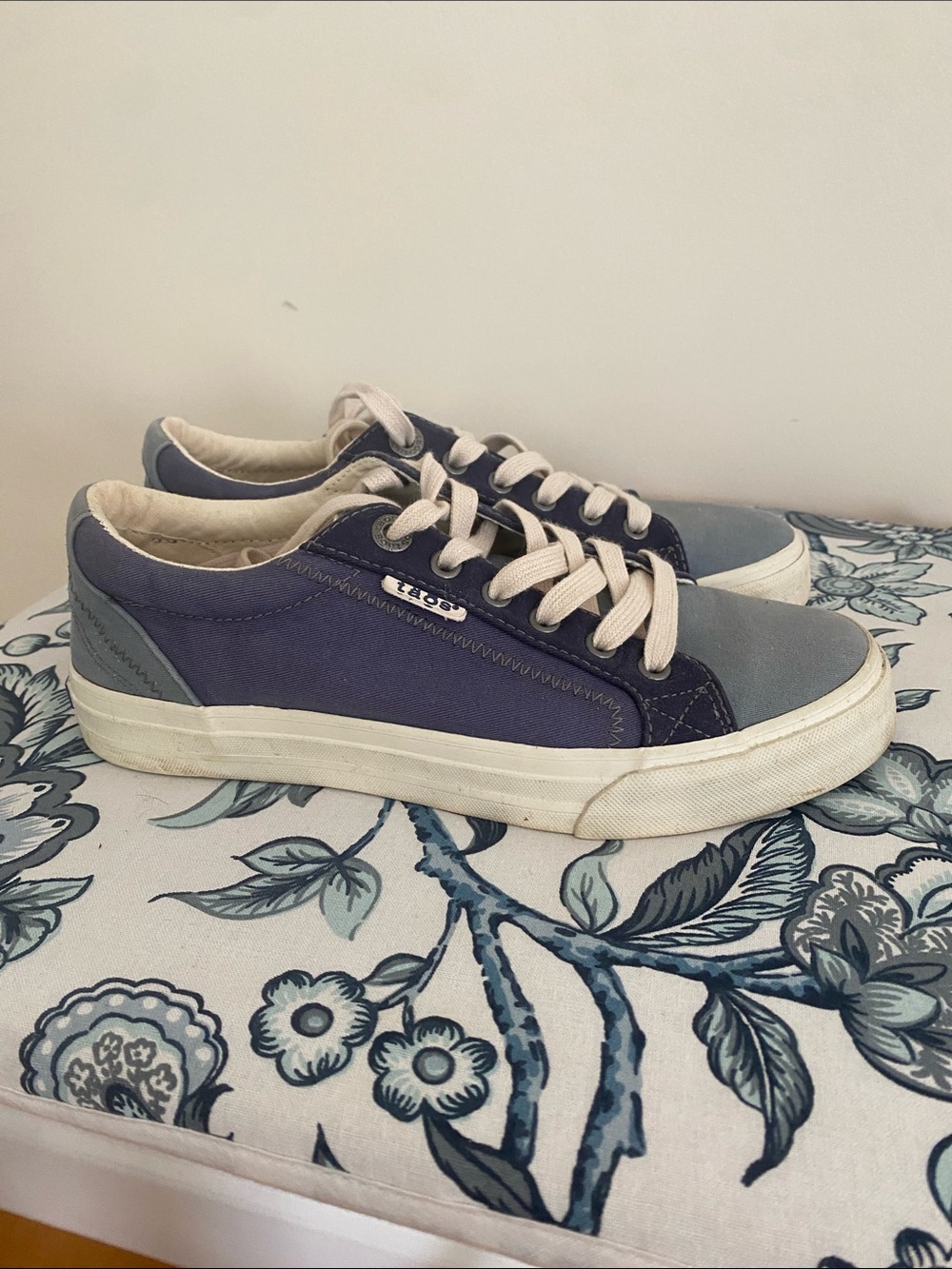 Taos Footwear Navy and Gray Women's Low-Top Sneakers